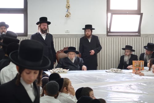 בחיבה אבהית | כך העניק האדמו"ר מפינסק קרלין יחס מיוחד לכל ילד מהחסידות