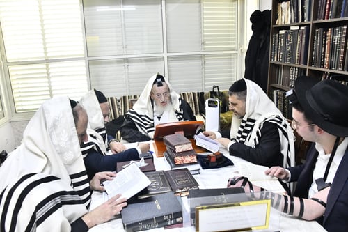 מַּעֲשים טובִים שֶׁעָשיתִי | הגרמ"צ ברגמן התיר נדריו תיכף אחר תפילת שחרית