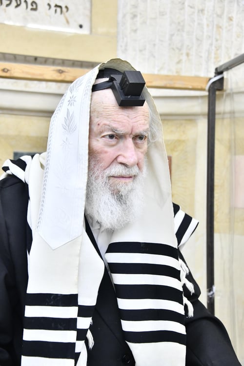 כשרב השכונה צעד אל תוך בית מדרשו של רב העיר להתברך בברכת השנים