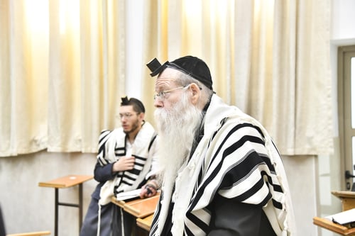שִׁמְעוּ נָא רַבּוֹתַי | צפו בגדולי ישראל מתירים את נדריהם זה לזה