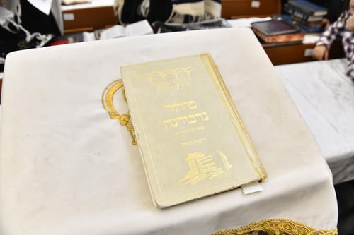 למרגלות ארון הקודש | כך התיר הרבי מנדבורנה את הנדרים