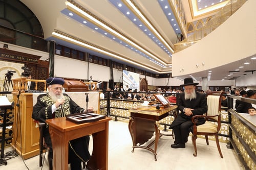 בראשות הראשון לציון: המונים בסליחות 'זכור ברית' בהיכל ישיבת 'אור החיים'
