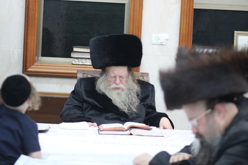 בלב עיר התורה: כך נראה טיש נעילת החג של האדמו"ר מקוז'מיר