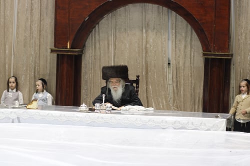 רגעים מרגשים בהיכל: כך נעל הרבי מדארג את ימי ראש השנה