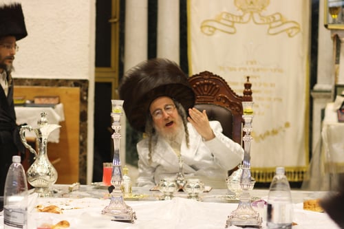 עטור בבגדי לבן | כך ננעל ימי ראש השנה בחצר הקודש ביאלה ב"ב 