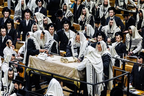 גלריות ענק הוקמו: כך נראה ראש השנה בחצר הקודש באבוב | תיעוד מרהיב
