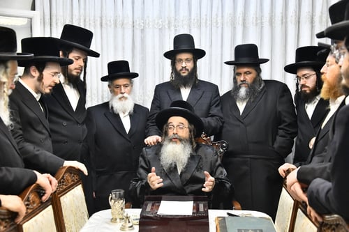 שנה מתוקה לאברכים | הרבי מתולדות משה העניק דבש וברכות לשנה החדשה