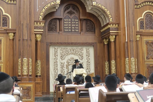 הישיבה הספרדית בבני ברק, זכתה הערב להופעתו של ראש הישיבה הגרמ"ה הירש
