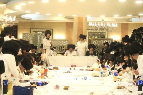 ב'אולמי בית ישראל': כך חגגו חסידי לעלוב את ימי ראש השנה בצל רבם
