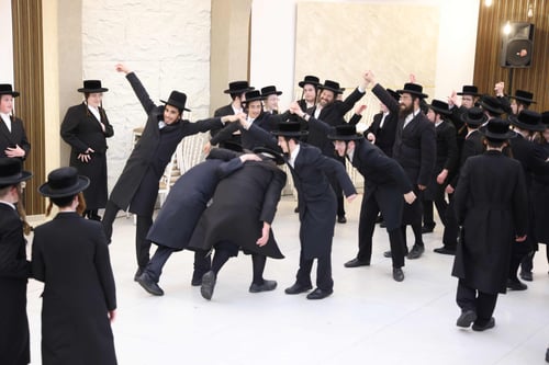 צפו בריקוד 'אהבת חברים' שחתם את המעמד הגדול בישיבת סאטמר