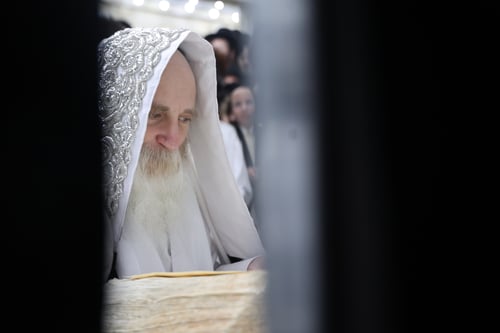 מתחת לטלית: המקובל תועד בתפילות ראש השנה בלהב אש קודש