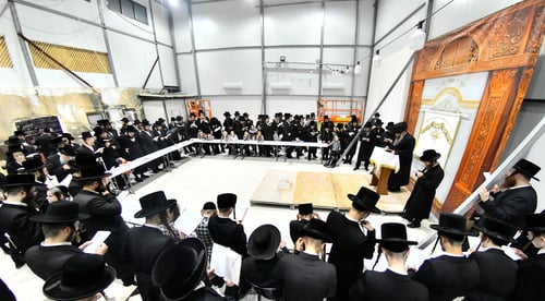 בהיכל המורחב חבוש בשטריימיל: צפו בטקס התשליך של הרבי מזוטשקא