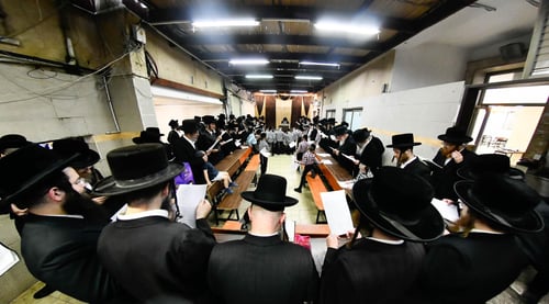הגיגית הכחולה ברחבת הישיבה קלטה באהבה את כל העוונות של שבט הלוי