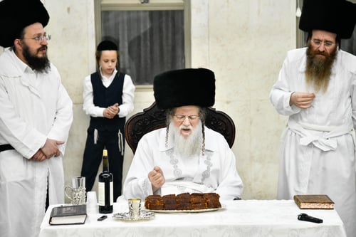 טיש בלבן | כך ערך הרבי ממודז'יץ את הטיש המסורתי בצאת הצום