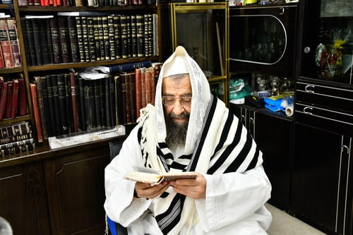 ספון בחדר הספרים | כך התכונן רבה של בני ברק ליום הכיפורים