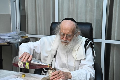על נר ששבת וברכות לכל המשתתפים: צאת הצום אצל הגר"ש גלאי