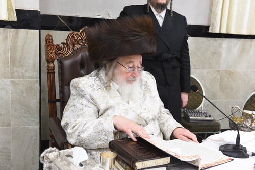 לזכרו של רבי אשר זצ"ל | צפו בטיש מוצאי יום הקדוש בספינקא