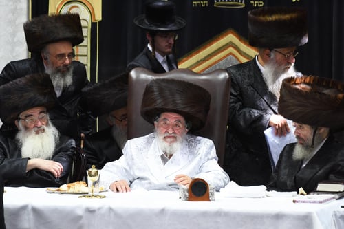 רגעי קודש שעוררו את הלב | האדמו"ר מויז'ניץ בשירה סוחפת בערב יום הקדוש