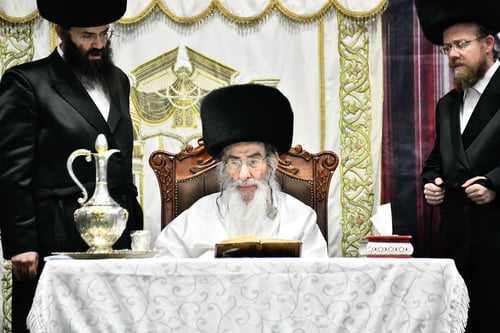 בצאת היום הקדוש | הרבי מאלכסנדר בטיש מרומם לפני קהל עדתו