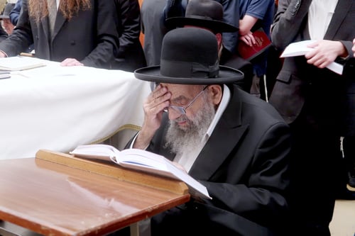 בימי הרחמים והרצון | ראש הישיבה נצפה בתפילה חרישית ע"י הכותל המערבי