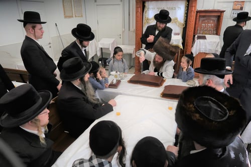 קול מיתרי הכינור שעורר לבבות ב'שכונת הסופרים' | צפו בתיעוד