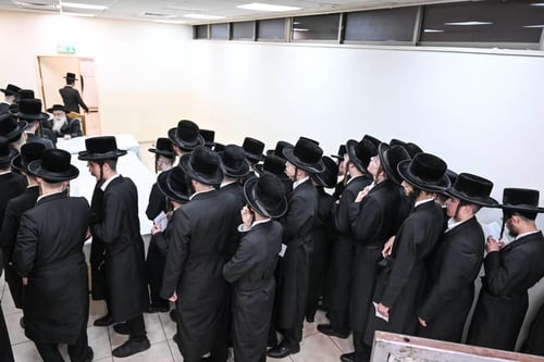 היום הקודש - גלריה מרהיבה במיוחד: רגעי קודש נעלים בצל האדמו"ר מצאנז 