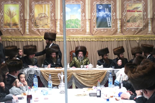 בירושלים של מעלה: האדמו"ר מסקולען הרקיד מאות חסידים בשמחת החג