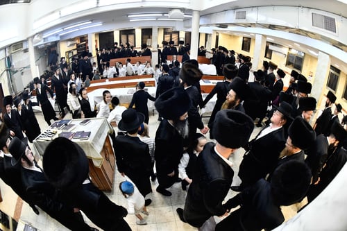 זקני החסידים פיזזו על הספסלים | צפו ברגעי השמחה הסוחפים באלכסנדר