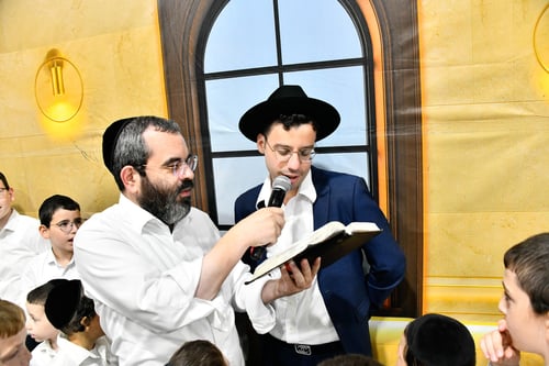 המנגנים החסידיים הרקידו בשמחת בית השואבה בקהילה הליטאית הגדולה