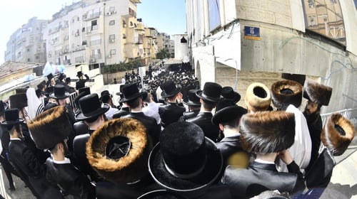 החסידים צפו מהרחוב : האדמו"ר הופיע בפתח חלון סוכתו ובירך על ארבעת המינים 