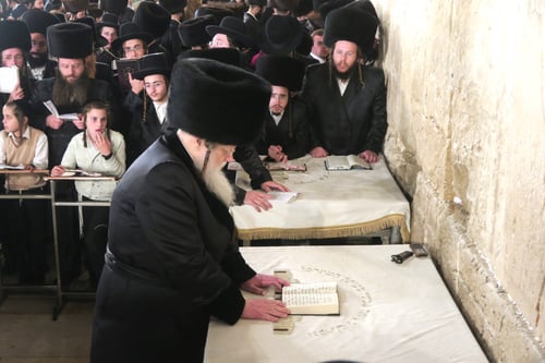 בְּשָׁלֹשׁ פַּעֲמֵי רְגָלֵינוּ: הרבי ממודז'יץ פקד את הכותל בראש קהל חסידיו
