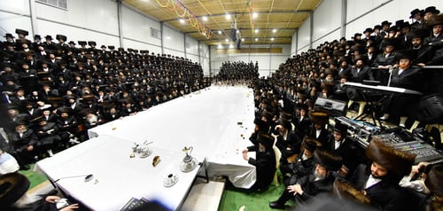 כך פתחו בדארג את אירועי חג הסוכות תשפ"ו | האדמו"ר בירך את כל ה'יצחק'