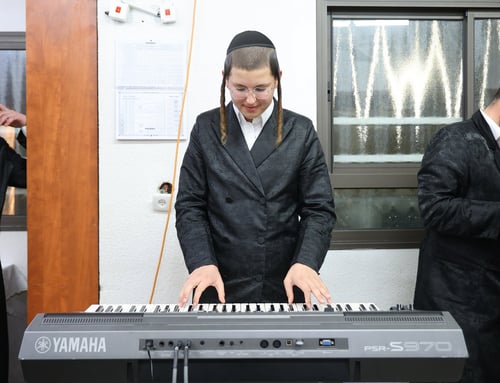 בְּמוֹצָאֵי יוֹם טוֹב הָרִאשׁוֹן שֶׁל חָג: כשרבני העיר חיפה פצחו במחול נלהב