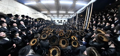 תִּיבוּ אֻשְׁפִּיזִין עִלָּאִין קַדִּישִׁין | מלכות והוד - צפו בטיש חוה"מ סוכות ברחמסטריווקא