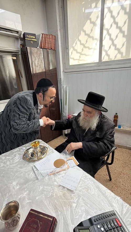 מרגש: ליפא נכנס עם גביע - ויצא עם מתנה מפתיעה מגאב"ד מאקאווא