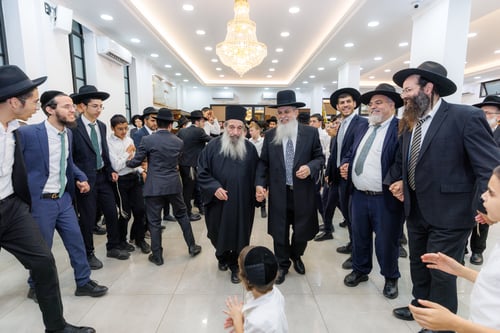 מחזה נדיר: חכם ניסים בן שמעון פיזז עם אסירי עולם התורה בשמחת בית השואבה