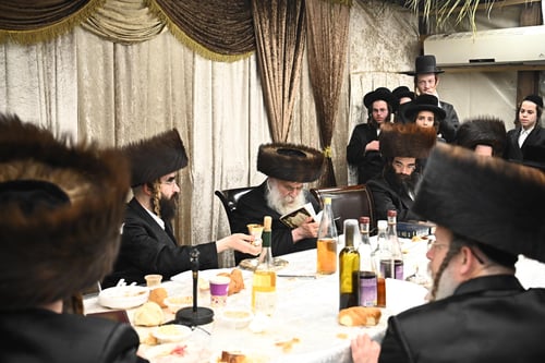 עולה למעלה: הטיש המרומם בחצר מאקאווא – דבקות שאין כדוגמתה