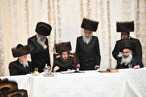 הסוכה רטטה משמחה: הרבי מסאדיגורה בהתעלות שיא בטיש החג