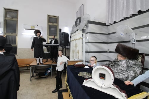 אש של שמחה: נכדי הרבי חזו בזקינם – וכל טאמשוואר פיזזה בעוז בצאת השבת
