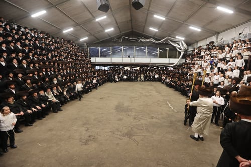 כשהמקדש ירד לבית שמש | צפו: האדמו"ר מלעלוב פיזז עם שתי אבוקות של אור
