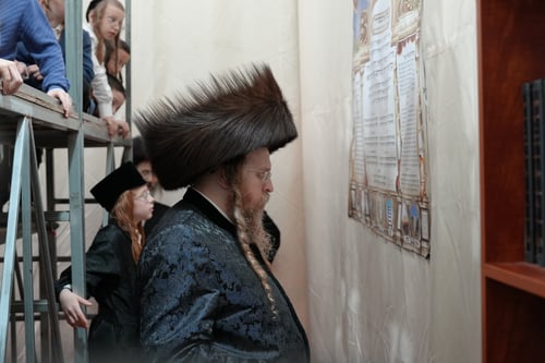המסורת נמשכת: האדמו"ר חילק לחם שחור לכלל החסידים בליל האושפיזין