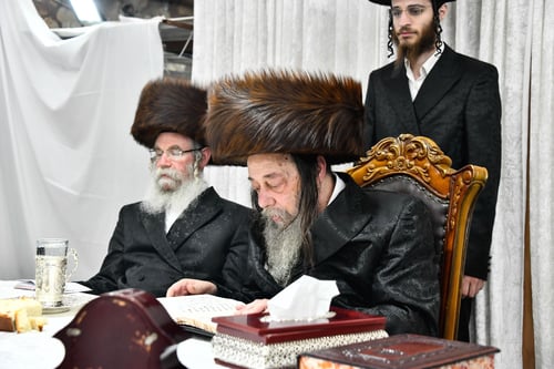 החסידים התכנסו כאיש אחד: האדמו"ר מזוועהיל בטיש המרכזי בסוכות