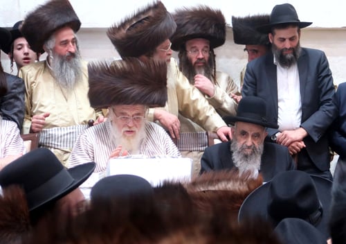 צפו בתיעוד: כבוד התורה ניצח! האדמו"ר מתולדות אהרן ליווה את ראש הישיבה