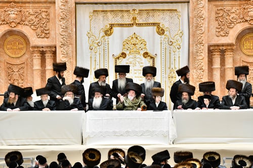 התרגשות שחצתה גבולות: צפו בריקוד האש של הרבי מויז'ניץ עם שלושת בניו הרבנים