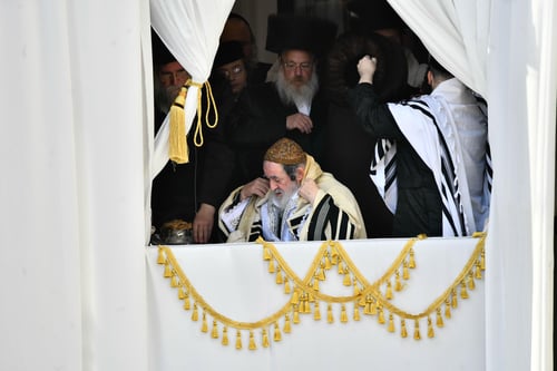 תיעוד ענק: 'הושענא רבה' בלהב אש בצילו של האדמו"ר ויז'ניץ