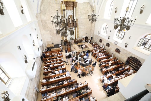 מפגש ענק בחורבה: זקני הרבנים התאחדו לשמחת החג בבית הכנסת העתיק
