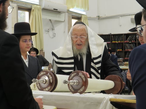 מבחירת האתרוג ועד חביטת ההושענות: חג הסוכות בצל ראש ישיבת 'שכר שכיר'