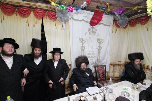 אש של קדושה בצאנז ז'מיגראד: הרבי הצליף תפוחים במוצאי החג כסגולה לשפע