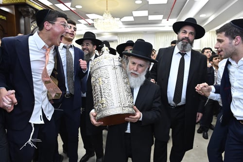 הֲלוֹא כֹה דְבָרִי
כָּאֵשׁ: שמחה אדירה בהקפות
שניות בישיבה הגדולה "אבני נזר" בביתר