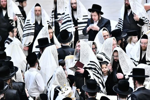 שמחת תורה של גלויות: אב"ד החסידות הרקיד את החוצניקים